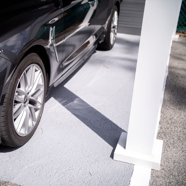 Mdoern carport closeup of aluminum post